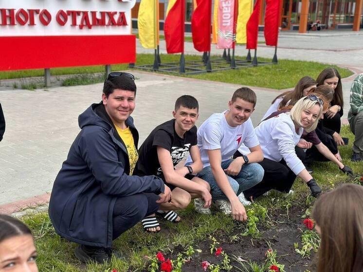 Юные активисты «Движения Первых» создали клумбу-логотип в парке «Дунайчик» в Тамбове