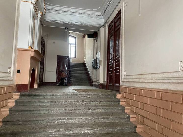 Сотрудник завода изнасиловал юную петербурженку на лестничной площадке