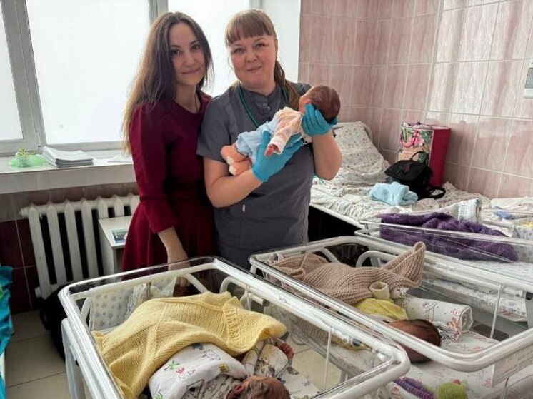 Губернатор Тюменской области принес поздравления родителям новорожденных тройняшек