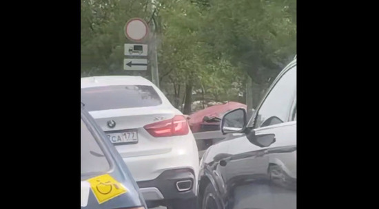 На перекрестке в Ознобишино столкнулись микроавтобус и "КАМАЗ": видео