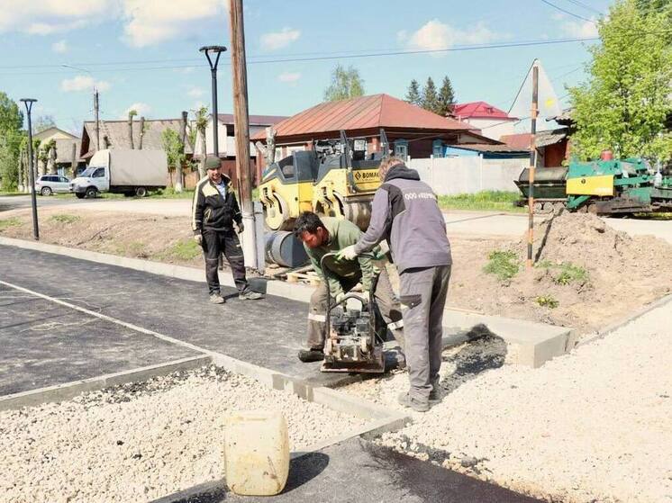 В Ядрине продолжается благоустройство территории у Дома культуры