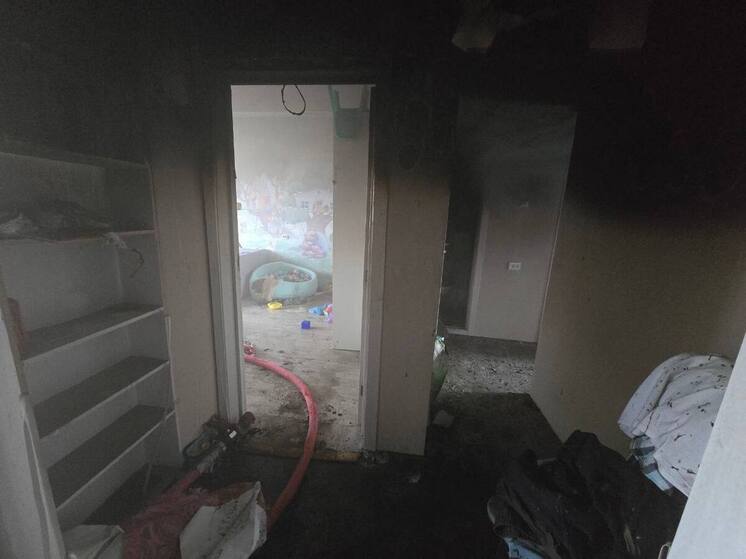 Пожар случился 17 мая в одной из квартир в доме на Набережной, 48, в Надыме. Выяснилось, что жильцу пришлось бросать малыша в окно и прыгать следом