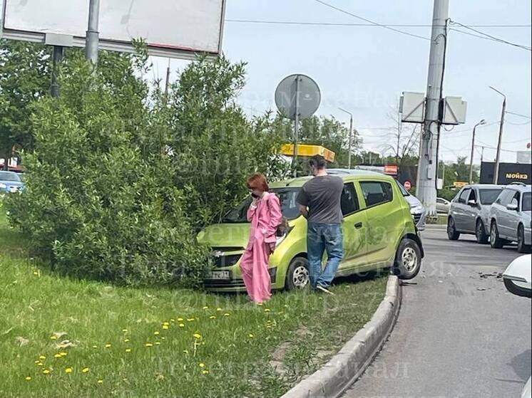 Попытка «протиснуться» могла стать причиной аварии Калужском шоссе в Туле