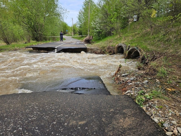 В Парке культуры и отдыха Хакасии разрушилась велодорожка из-за паводка