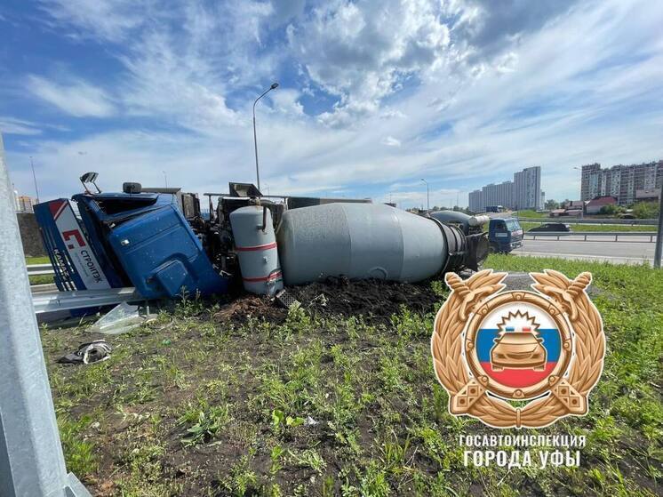 В Уфе опрокинулся КамАЗ