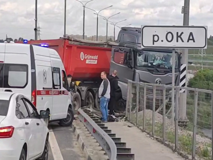 В Калуге фура протаранила ограждение