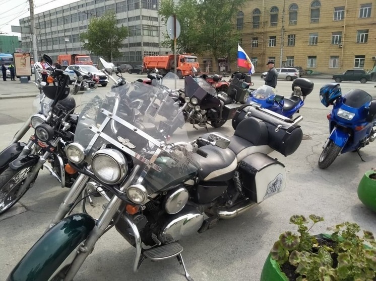 Погнали: байкеры Новосибирска официально открыли новый сезон на площади перед ГПНТБ