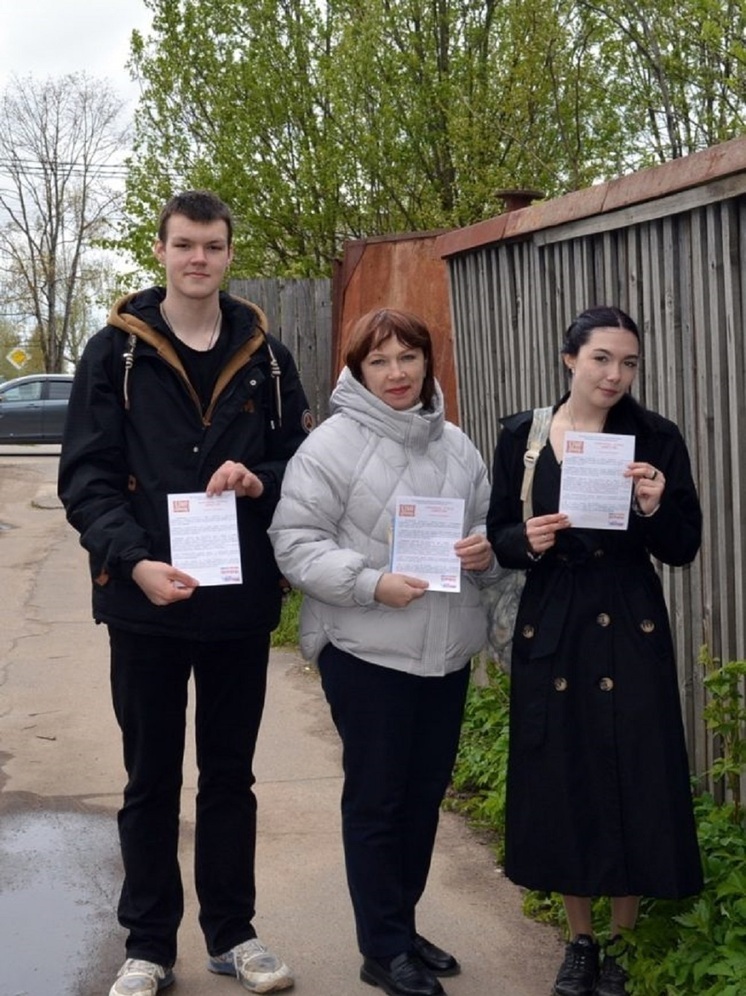 В Торопце провели уличную акцию «Терроризм — угроза обществу»