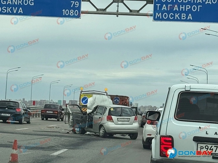 Легковушка врезалась в дорожную технику на выезде с Батайска