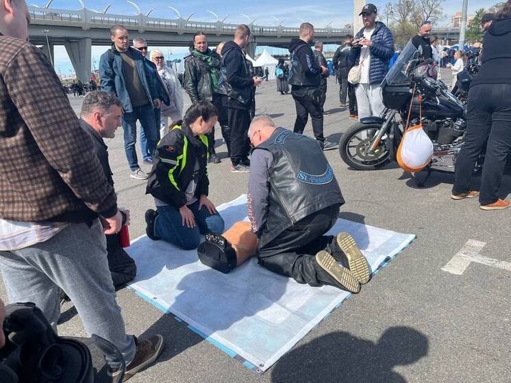 Байкеры-медики научили мотобратьев делать искусственное дыхание в Петербурге