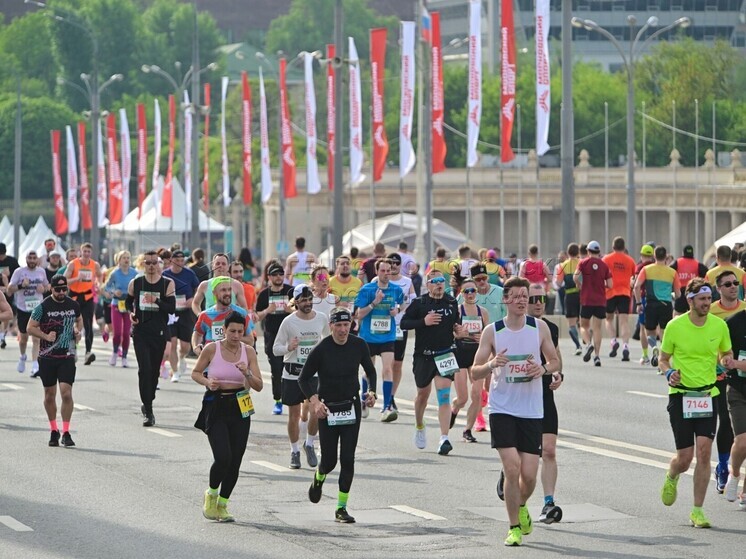 Историческая эстафета и забег по Садовому кольцу собрали почти 10 тыс. участников
