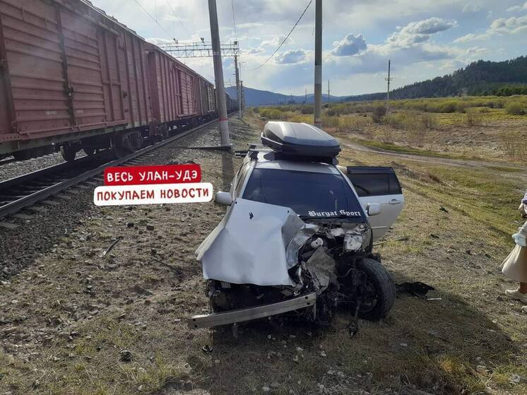 В Бурятии автомобиль проигнорировал запрещающий сигнал и столкнулся с поездом