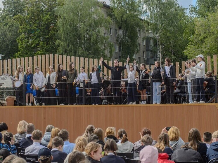 Школа №31 в Тамбове приняла симфонический оркестр: концерт под открытым небом с участием зрителей