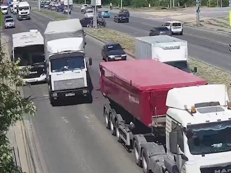 В Волгограде пассажирка автобуса попала в больницу из-за ДТП с фурой