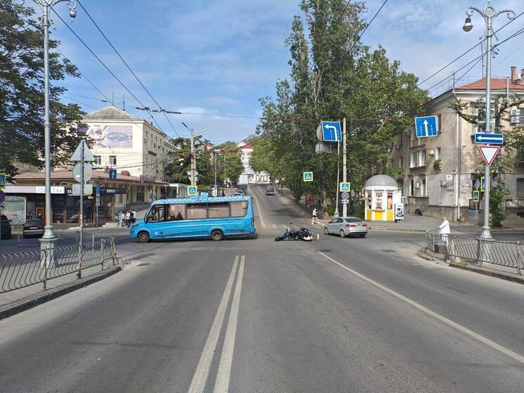 В Севастополе мотоциклист столкнулся с городским автобусом