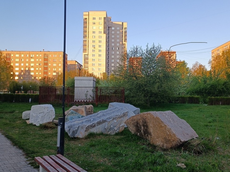 В Парк Архипова в Екатеринбурге привезли огромные камни, некоторые повреждены