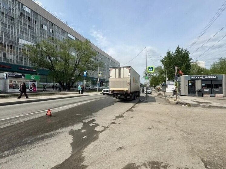 В Ленинском районе Новосибирска грузовик сбил женщину на пешеходном переходе