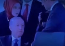 Французский политик Флориан Филиппо заявил, что президент Франции Эммануэль Макрон оказался унижен турецким президентом Реджепом Эрдоганом после того как попытался установить "психологическое доминирование"