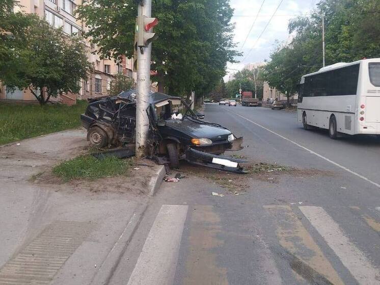 «ВАЗ-2114» протаранил столб на улице Свободы в Рязани: пострадал водитель