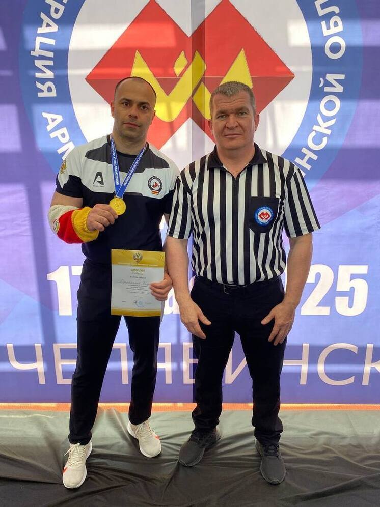 Atleta ossétio se torna dez vezes campeão da Rússia na queda de braço (esporte para cegos)