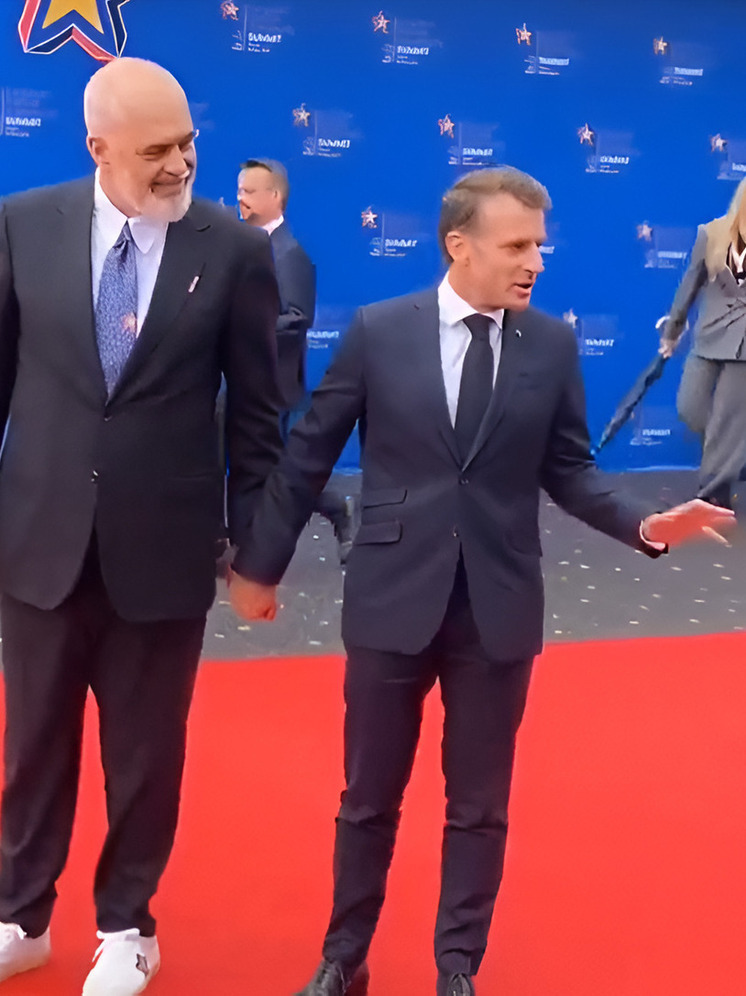 Репортер RT успел заснять, как Макрон и глава Албании идут, держась за руки