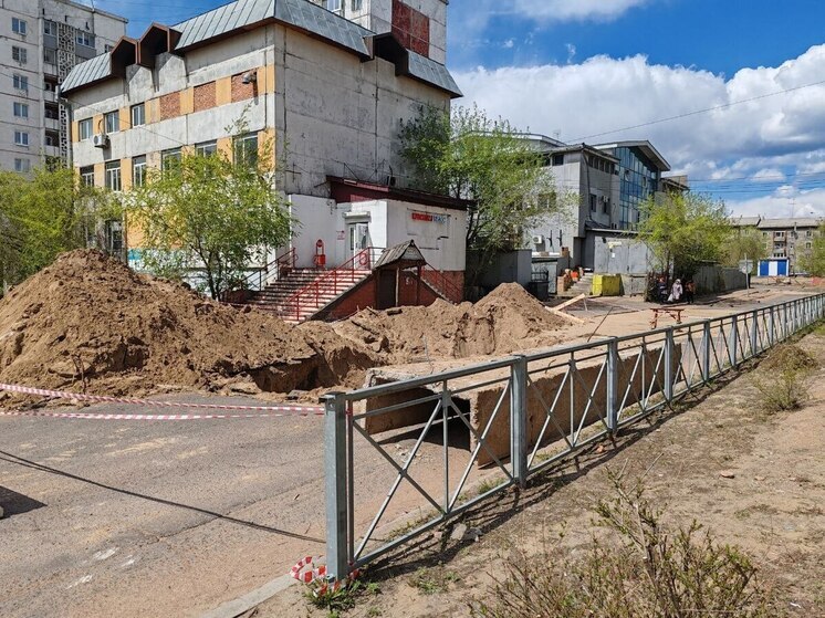 В Улан-Удэ завершили ремонт трубопровода в месте, где провалились три грузовика