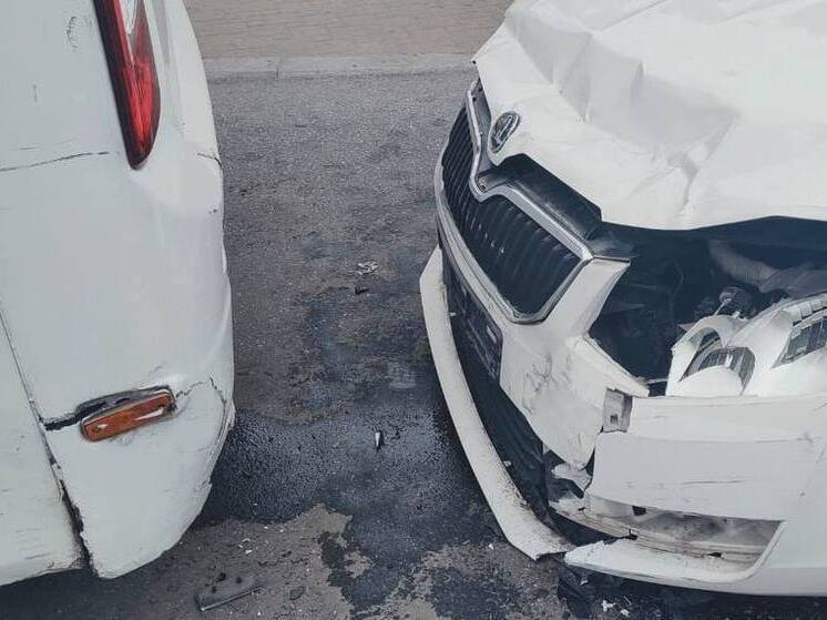 В Сочи иномарка столкнулась с пассажирским автобусом