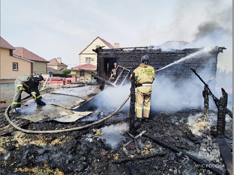 В Трусовском районе Астрахани загорелся двухэтажный дом