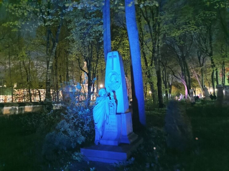 Петербуржцы с детьми бродили по кладбищу с фонариками в «Ночь музеев»