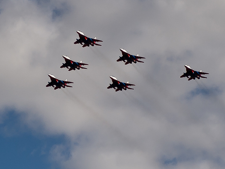 «Стрижи» потеряли пустой топливный бак в небе над Челябинском