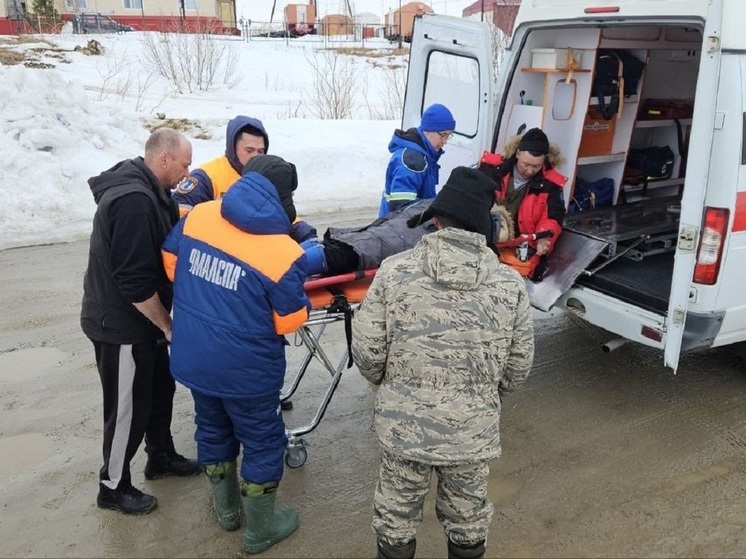В ЯНАО спасатели доставили в больницу беременную тундровичку с болями в животе