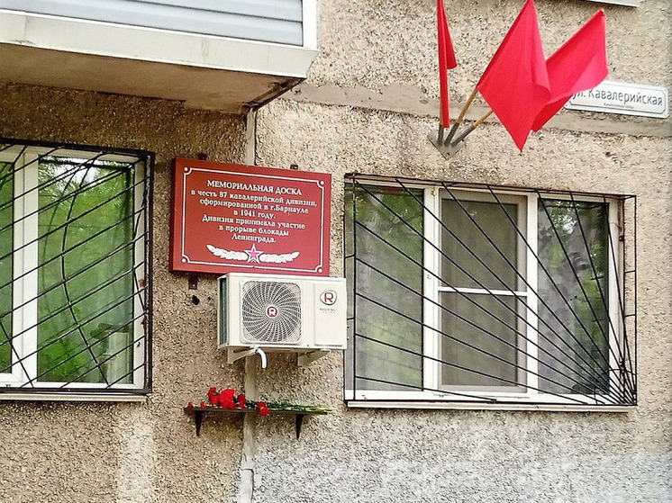 Вскоре после установки исчезла полочка для возложения цветов