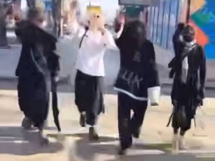 В Макеевке подростки шли по улице и поднимали руку в нацистском приветствии