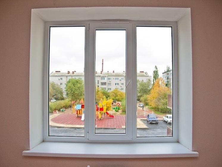 Волгоградцам рассказали, как обезопасить детей от падения из окон