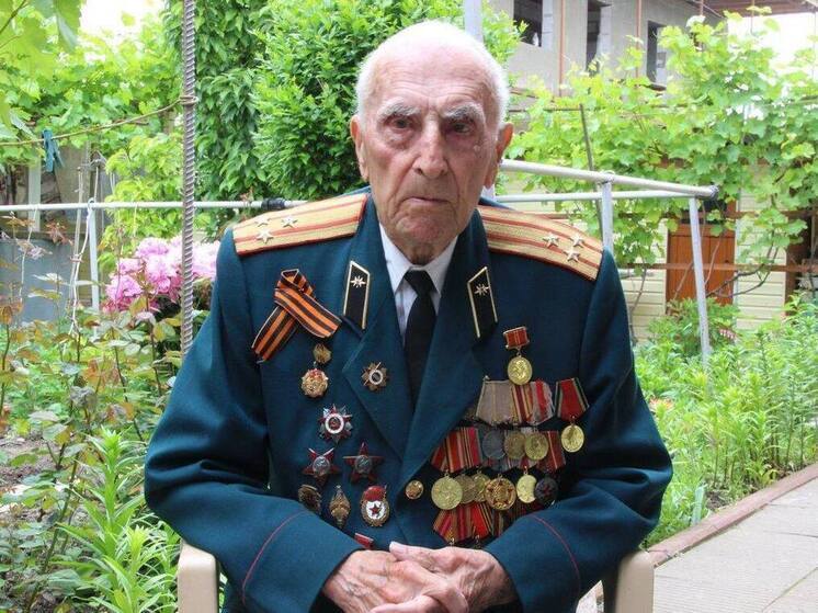 Вениамин Кондратьев поздравил со столетием ветерана ВОВ из Ейского района