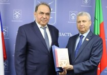 Важная встреча прошла в пресс-центре Мелитополя: Виктор Емельяненко пообщался с представителями Контрольно-счётной палаты Ростовской области во главе с председателем Валерием Хрипуном и зампредседателя Сергеем Бездольным, также в мероприятии приняла участие Юлия Лавданская, возглавляющая счётную палату Запорожской области.