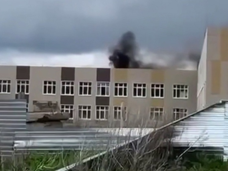 В Курской области загорелась школа