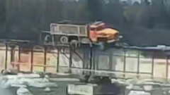 Автомобиль Урал повис наполовину в воздухе на самом опасном мосту России