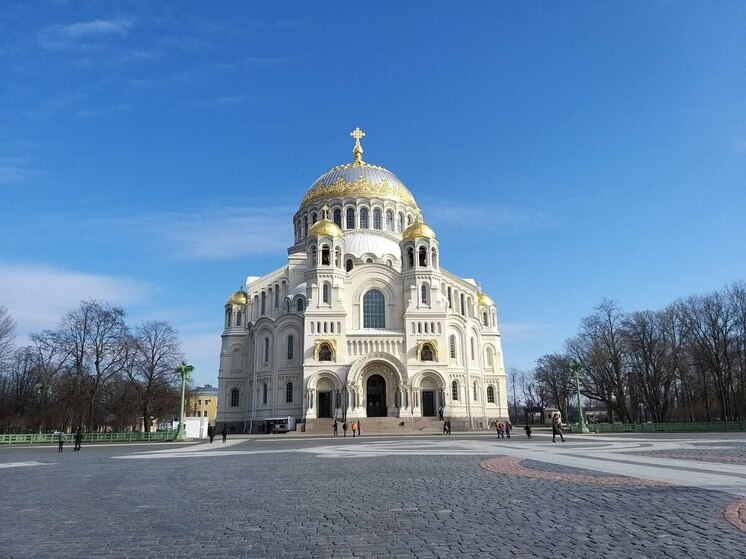 В Кронштадте возложили цветы к памятнику Петра Великого