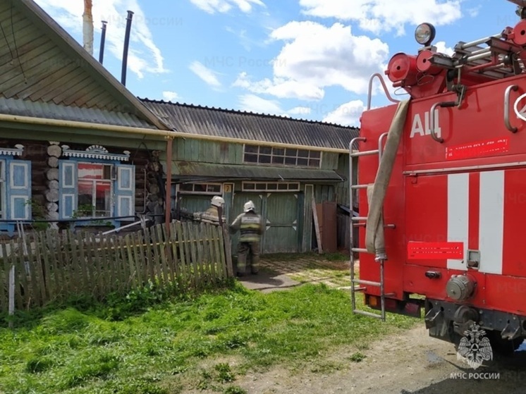 Человека спасли при пожаре в частном доме в Североуральске