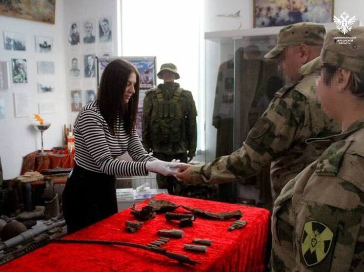 Росгвардейцы передали в Генический музей артефакты времен ВОВ