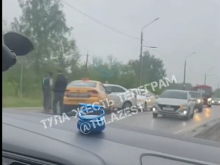 На Одоевском шоссе в Туле произошло ДТП с участием трех автомобилей