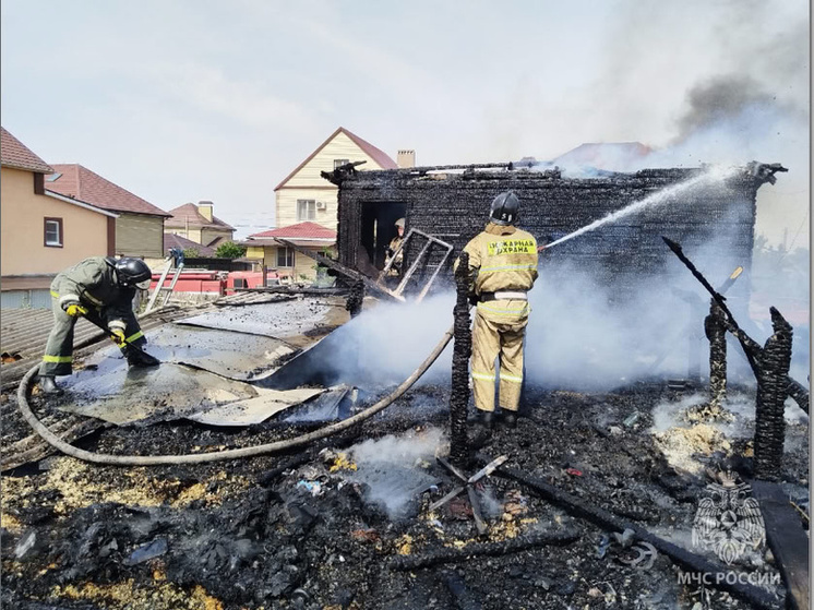 В Астрахани дотла сгорел 2-этажный деревянный дом