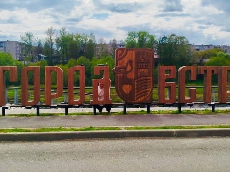 В Боровичах отреставрировали арт-объект из ясеня «Город встреч»