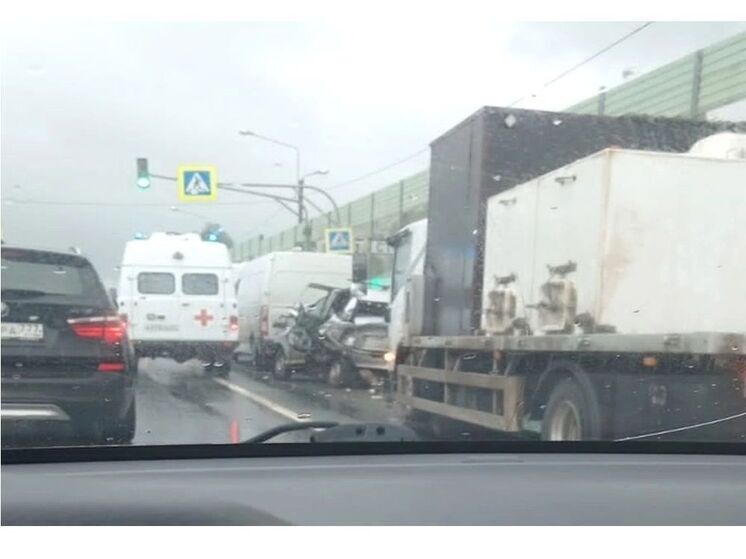 На автодороге Р-120 в Прудках собрался «паровоз» из пяти машин