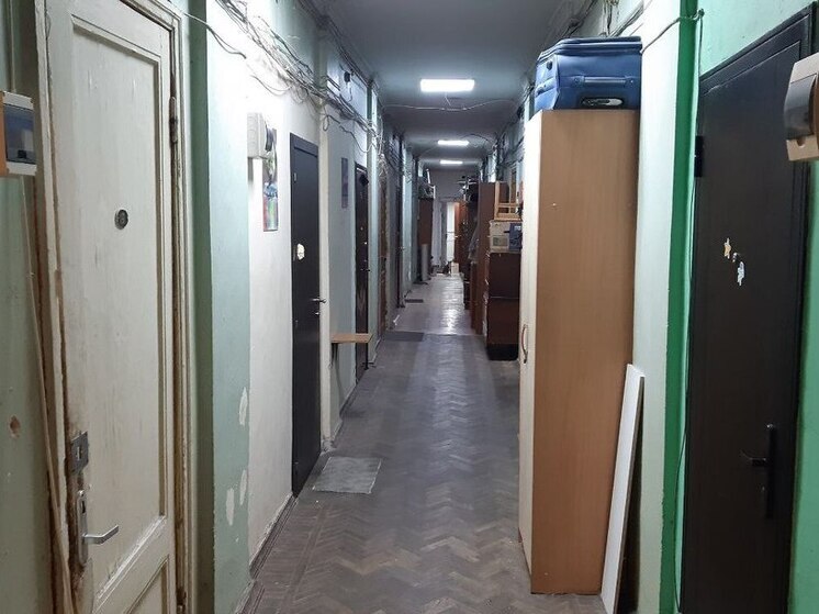 В Петербургской коммуналке мужчина повздорил с соседом и выстрелил в дверь