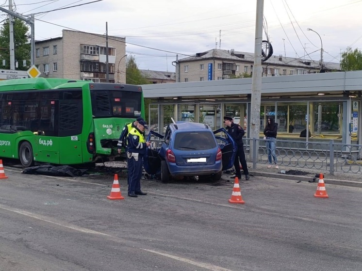 В Екатеринбурге водитель «Лада Гранта» погиб в столкновении с автобусом