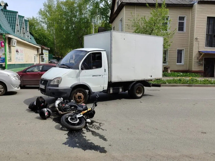 Мотоциклист в Томске угодил под «Газель» при ее развороте