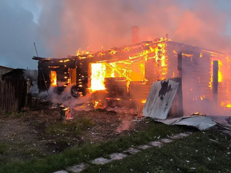 Ночной пожар в Томской области поглотил дом и прилегающие постройки