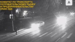 Опасный переход: пешеход попал под машину на красный свет в Улан-Удэ